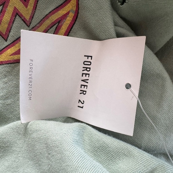 Forever 21 Def Leppard Graphic Cropped Tee - Picture 10 of 12